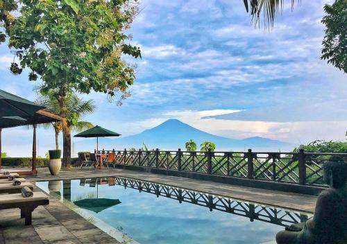 www.villaborobudurresort.com