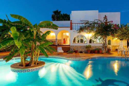 www.rentibizaholidayvillas.com