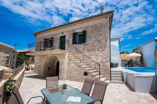 www.villacharonia.com