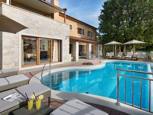 www.villa-vlastelini.com