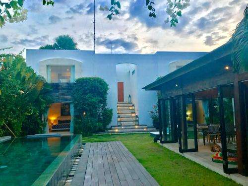 www.villakarisabali.com