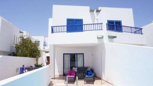 www.lacasaroja-lanzarote.com