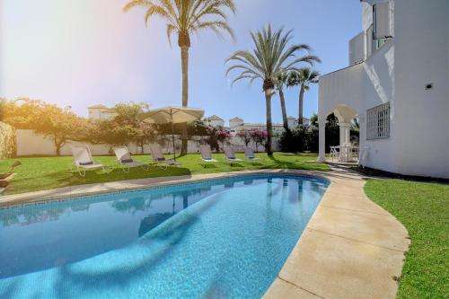 www.liriosvillagemarbella.com