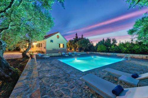 www.olivegrove-villa.gr
