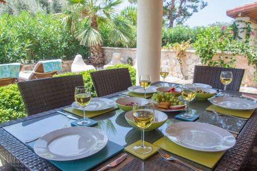 www.villaazurekalkan.co.uk