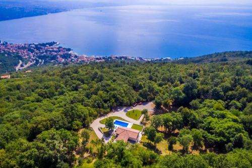 www.holidayhomevillamarron.com