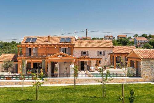 www.villahirundorustica.com