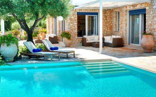 www.corfuluxuryvillas.com