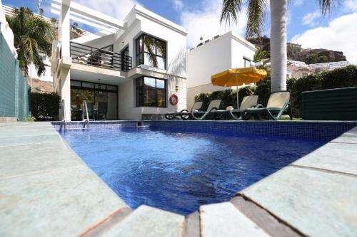 www.sunshinebeachvillas.com