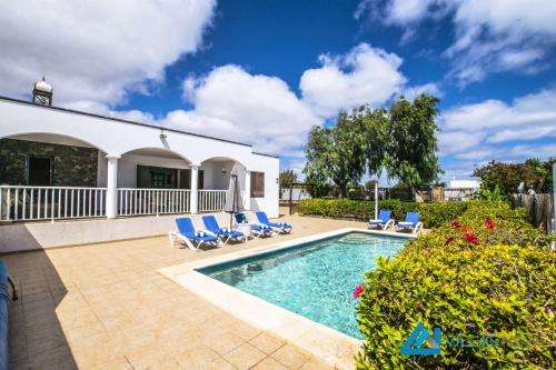 www.lanzarote-holidayvillas.com