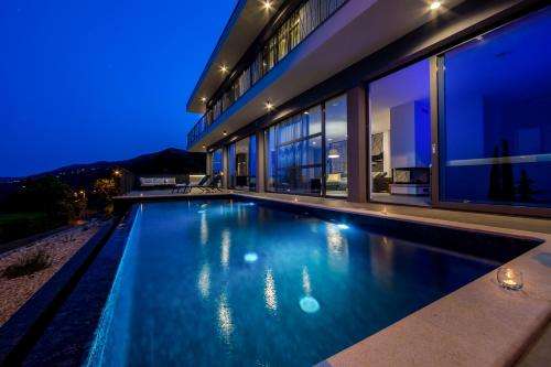 www.villatheviewopatija.com