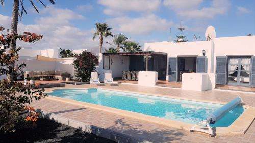 www.villaromalanzarote.com