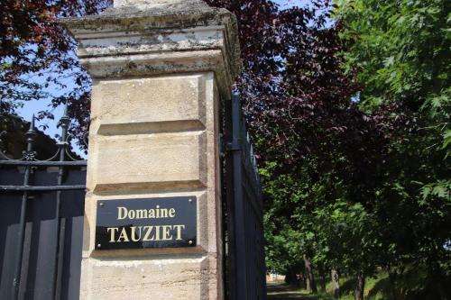 www.chateau-tauziet.com