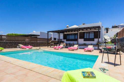 www.villajuanitalanzarote.com