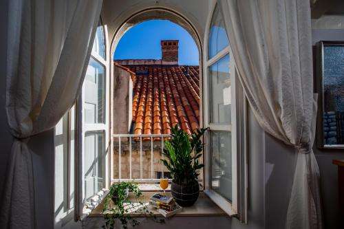 www.poetshousedubrovnik.com