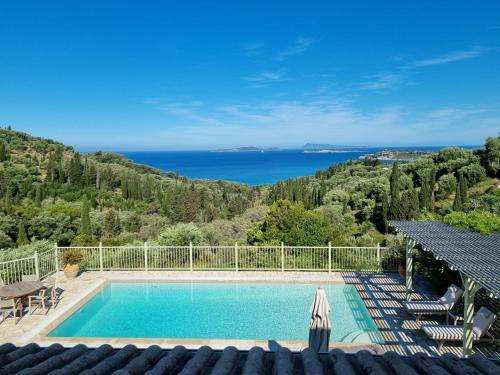 www.villatheia-corfu.com
