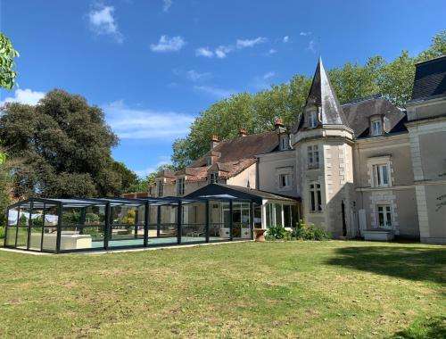 www.chateaulhubertiere.com