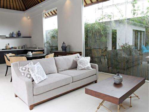 www.villalapis-canggu.com