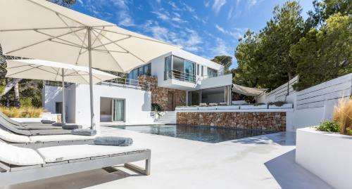 www.villaomniaibiza.com