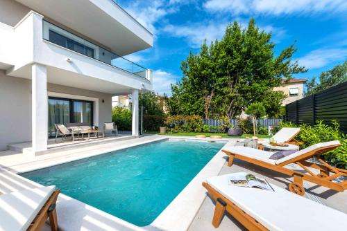 www.aunivillas.com