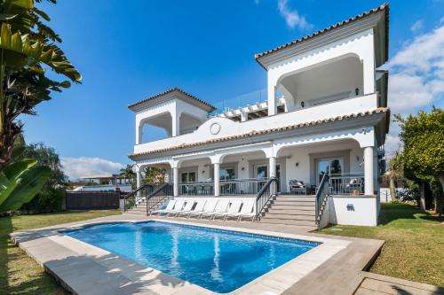 www.casahelenamarbella.com