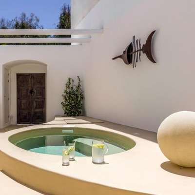 www.villaekaviparos.com