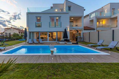 www.villaeni.com