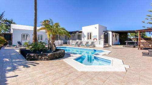 www.lanzaroteconnoisseurvillas.com