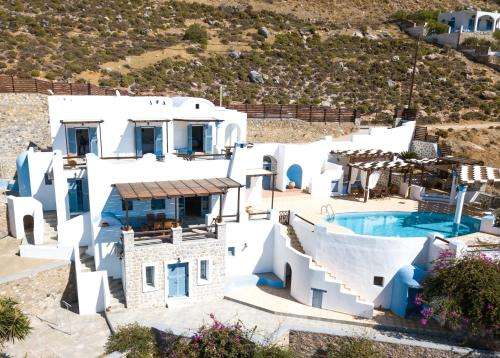 www.villaatkastellibay.com