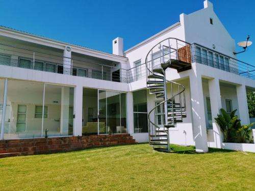 www.villaroyale-sthelenabay.com