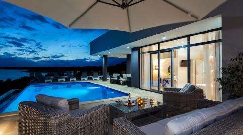 www.villaadrianvelaluka.com