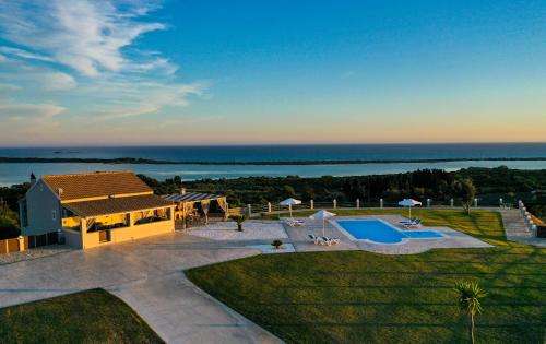 www.villamediterraneanview.com