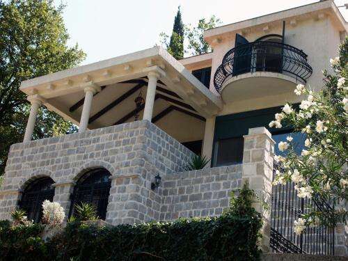 www.montenegrotours.com