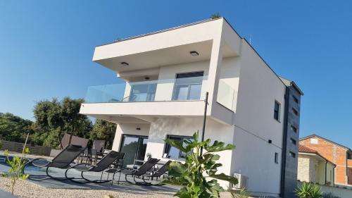 www.housemarton.com