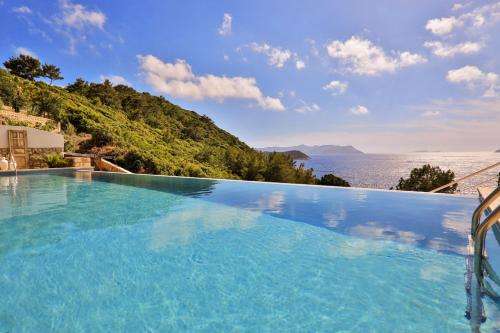 www.villakalesuites.com
