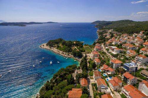 www.villamare-hvar.com