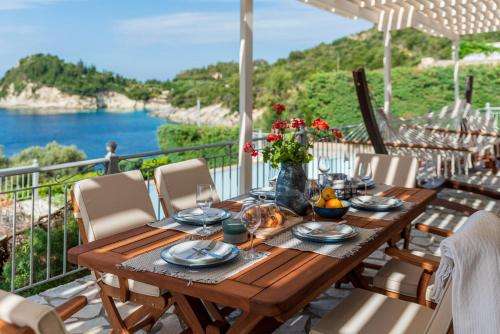 www.ioniancalmandsail.gr