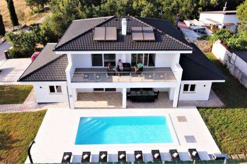 www.villahedonistra.com
