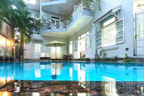 www.themoonvillahoian.com